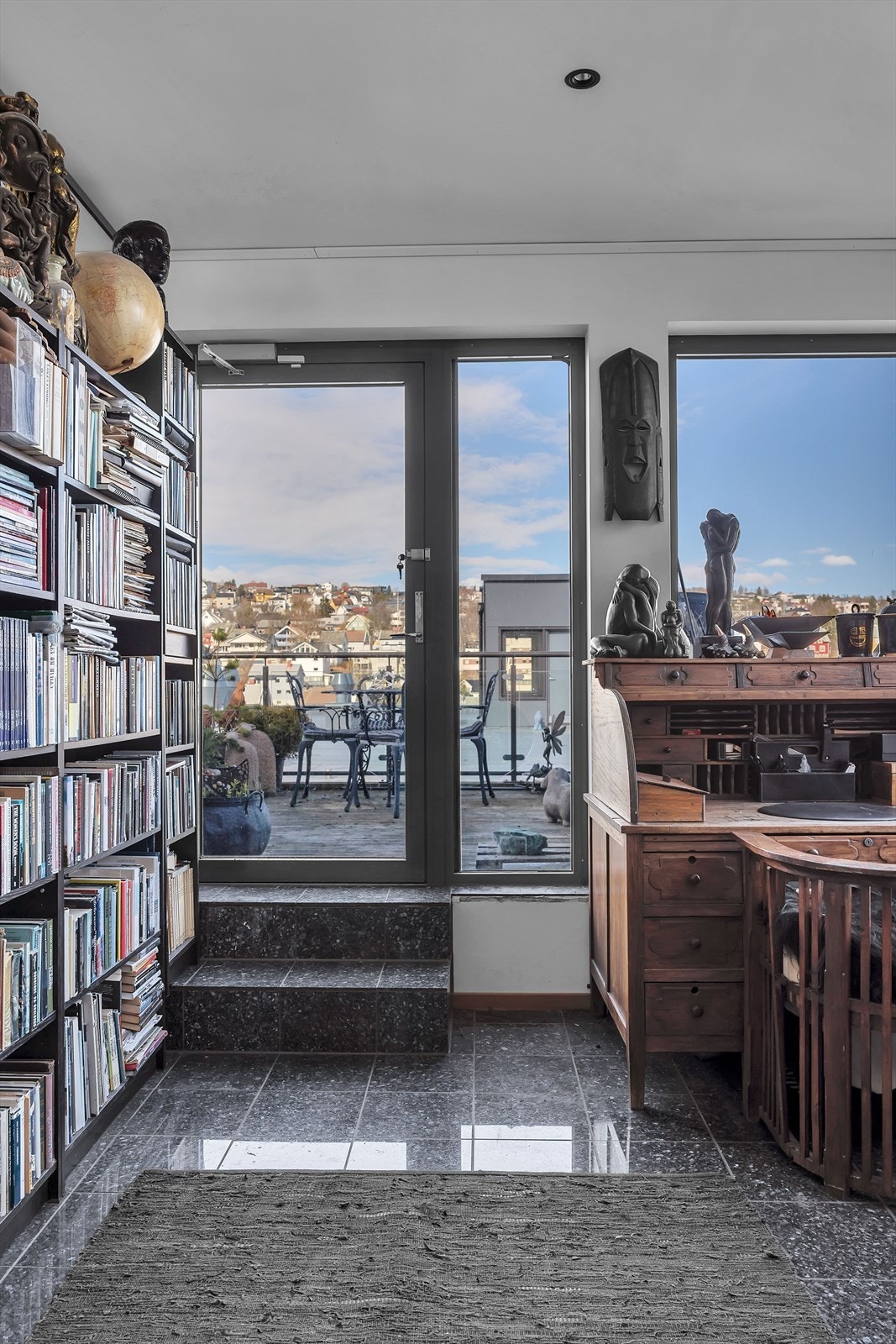 Utgang til vestvendt takterrasse fra hallen. Galleribilde