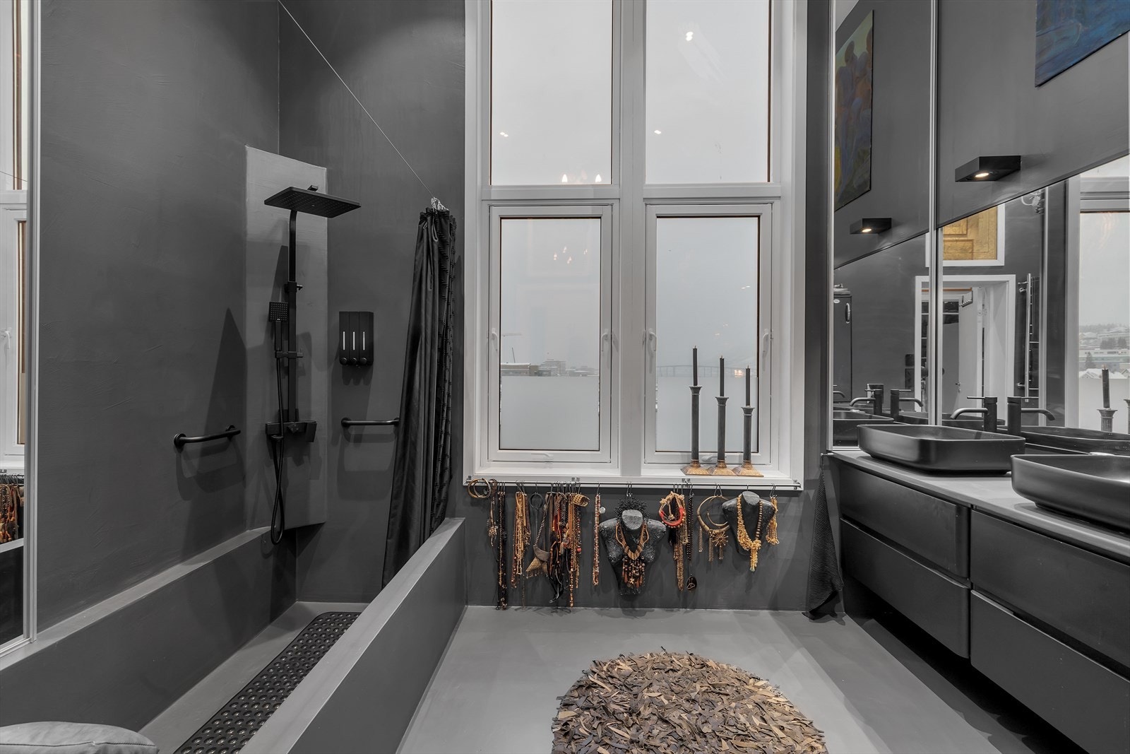 Plasstøpt badekar på badet. Galleribilde