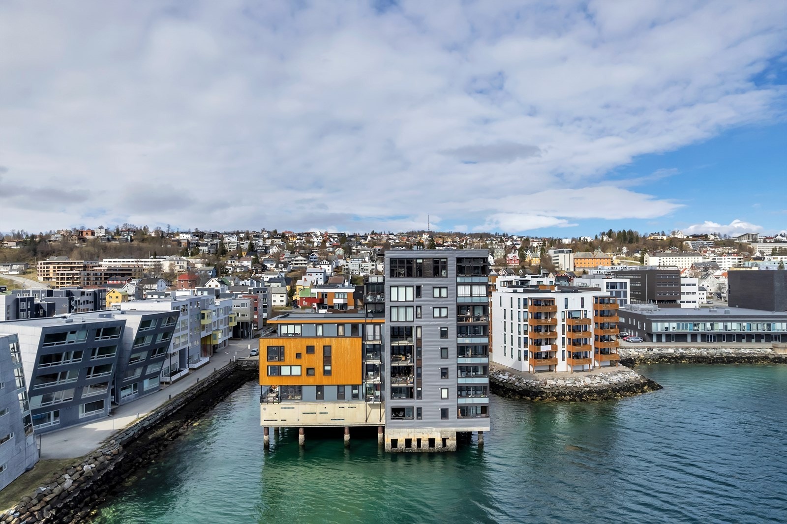 Leiligheten ligger på toppen med 360 graders panoramautsikt. Galleribilde