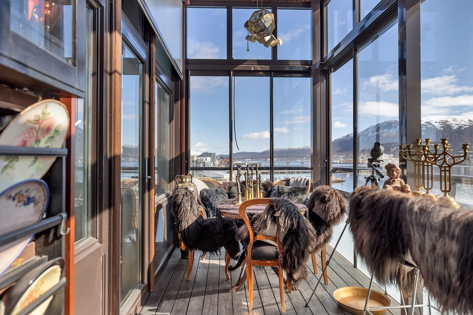 Vinterhage med panorama mot sentrum, Tromsøysundet og Tromsdalen. Galleribilde
