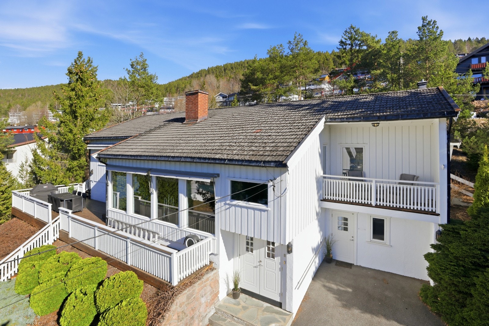 Romslig enebolig i fine og grønne omgivelser. Galleribilde