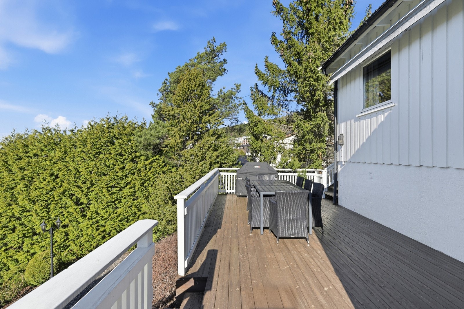 Terrasse med god plass til hygge på solfylte dager. Galleribilde