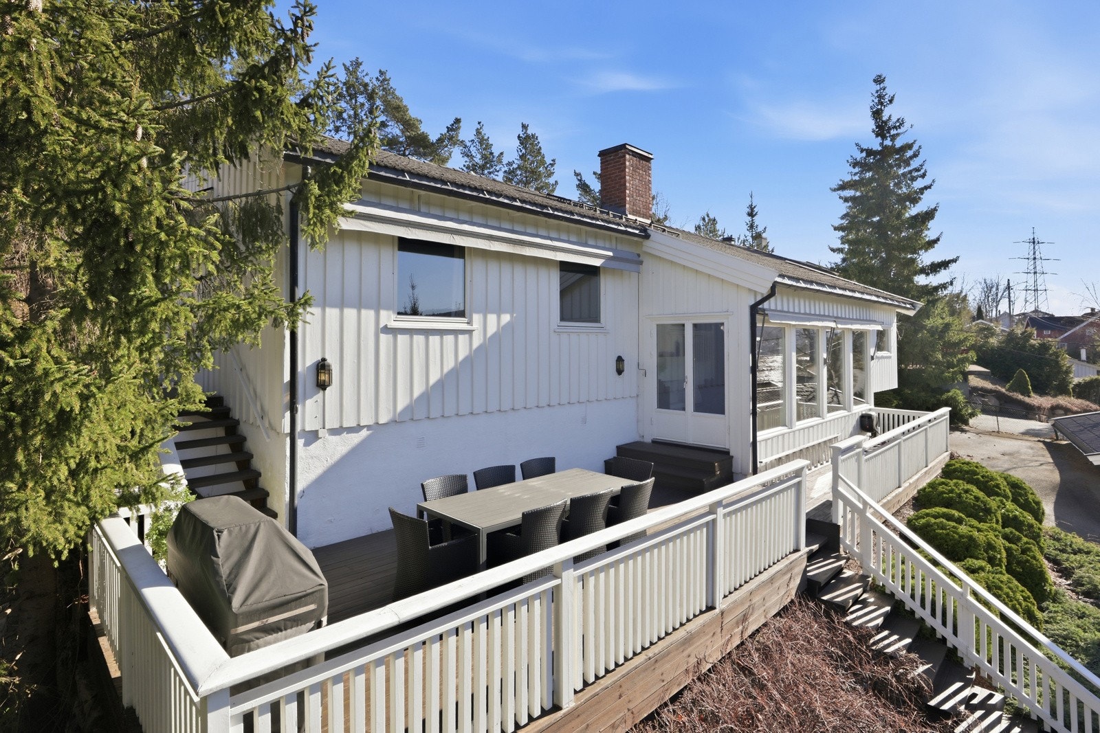 Terrasse med trapp ned til hagen. Galleribilde