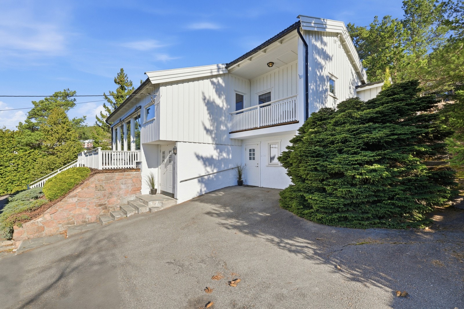 Boligen har godt med parkeringsplass foran huset. Galleribilde