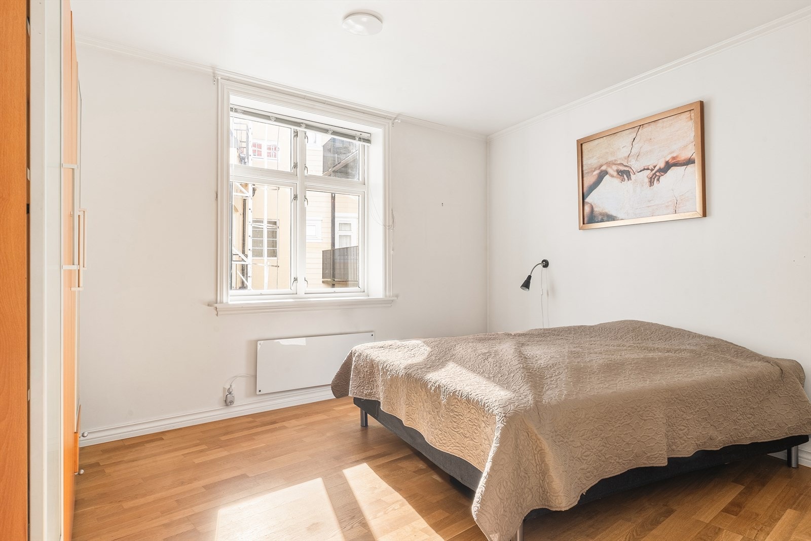 Leiligheten har to soverom. Hovedsoverommet er svært romslig og gir enkelt plass til dobbeltseng og tilhørende møblement som nattbord og kommode. Galleribilde