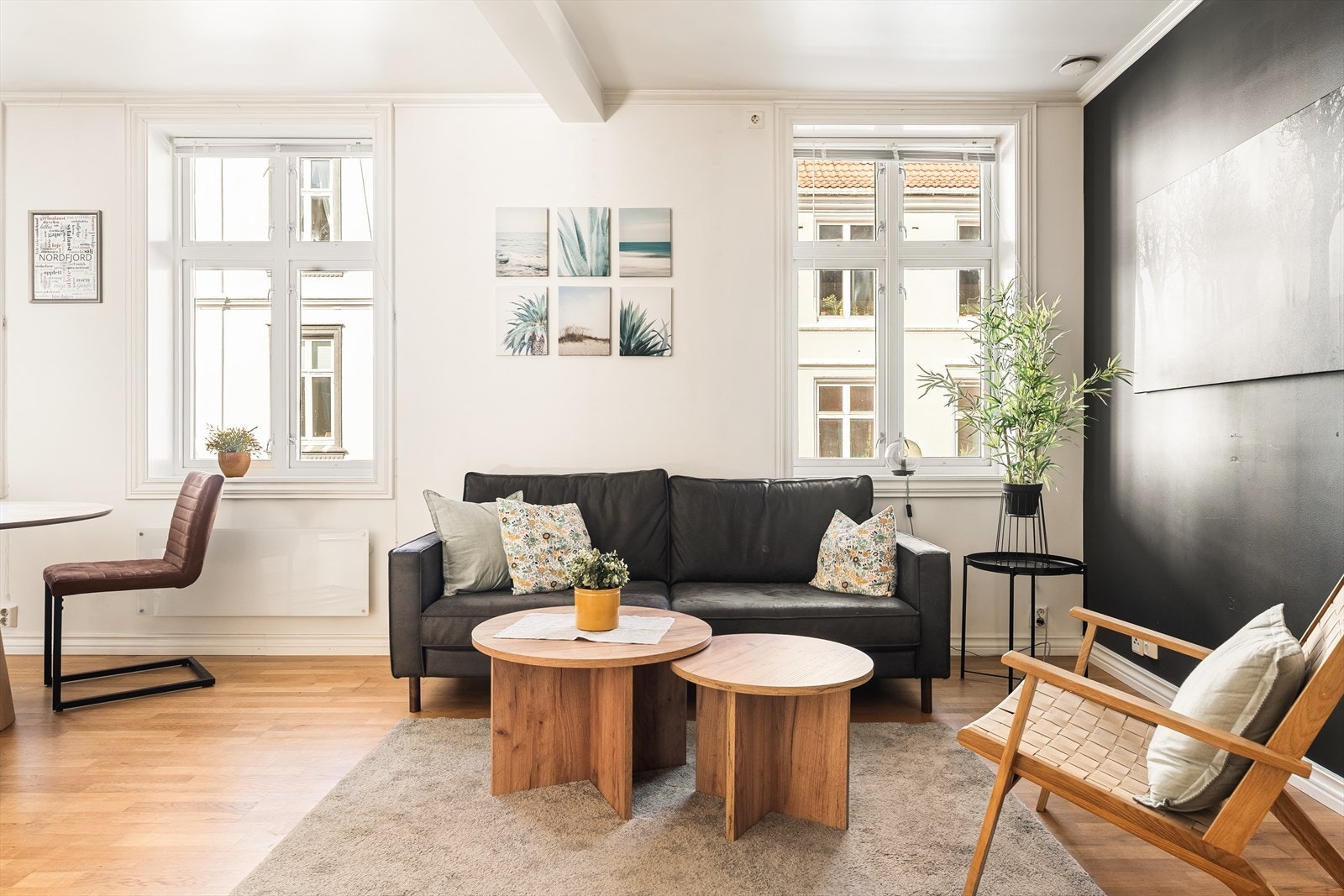 Det er godt med naturlig lysinnslipp fra store vindusflater i rommet Galleribilde
