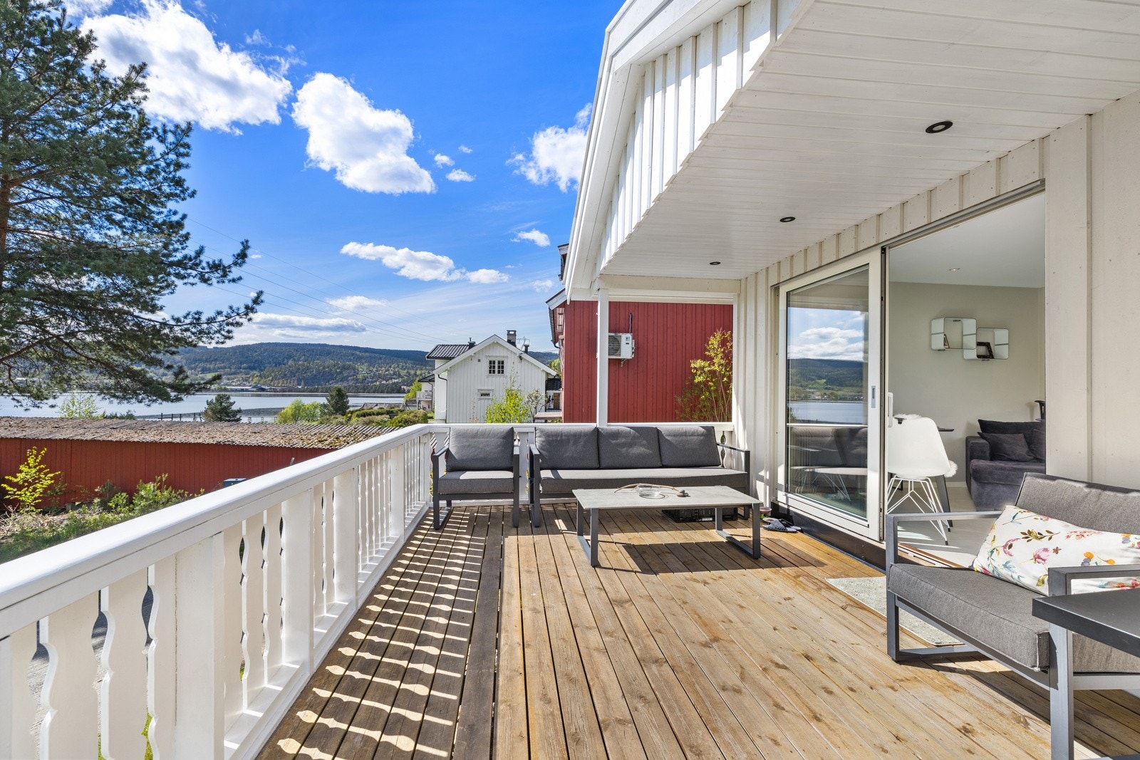 Hytta har en fi terrasse mot syd Galleribilde