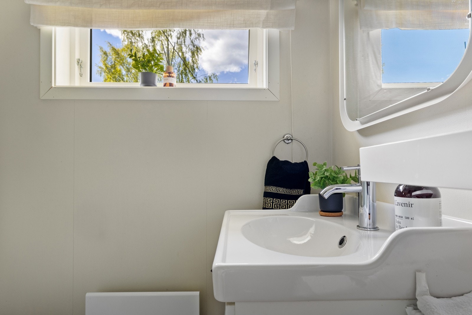 Badet er innredet med toalett, derbant med innredning/skap og speil, samt dusjkabinett. Galleribilde