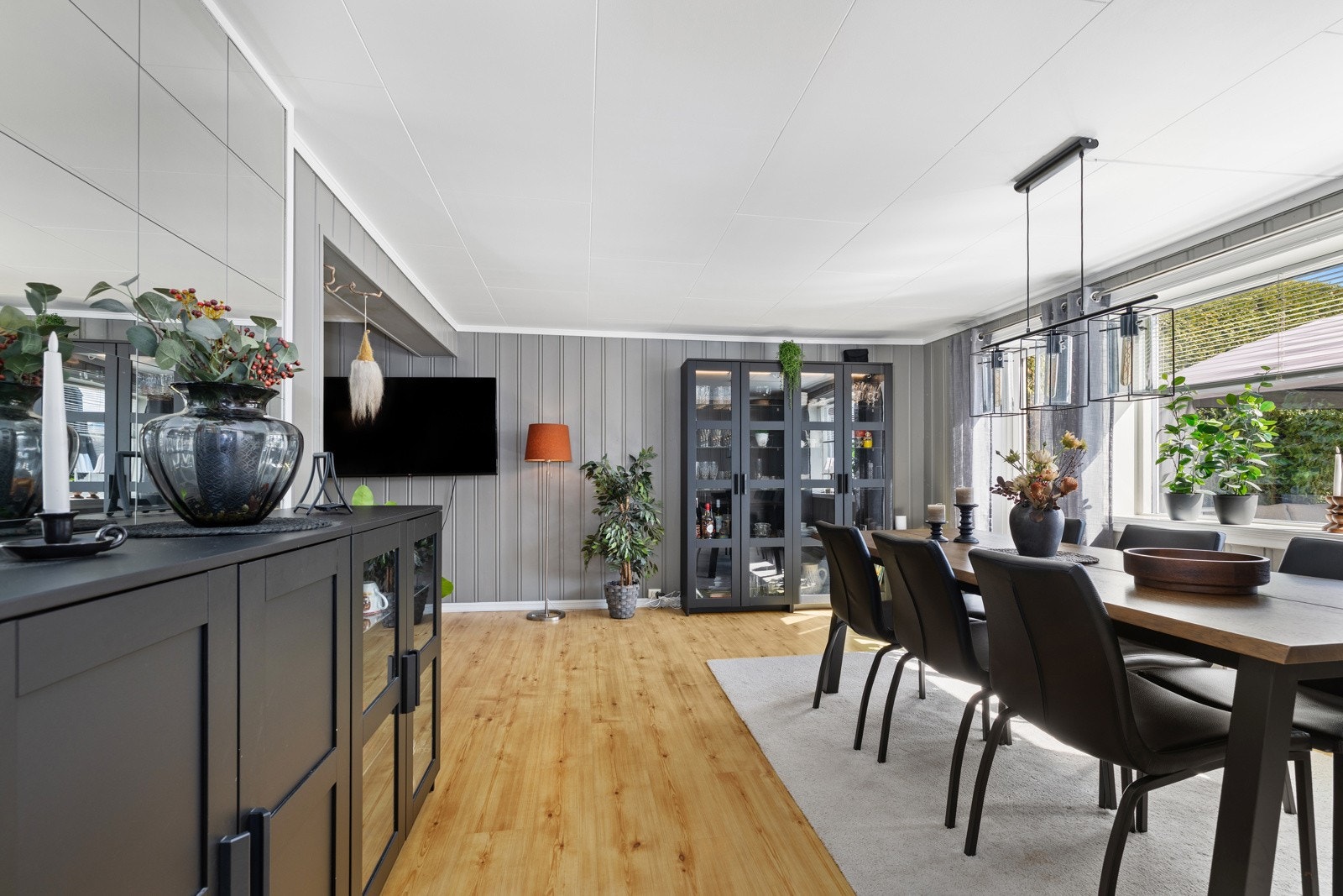 Lys og fin spisestue med plass til langbord. Galleribilde