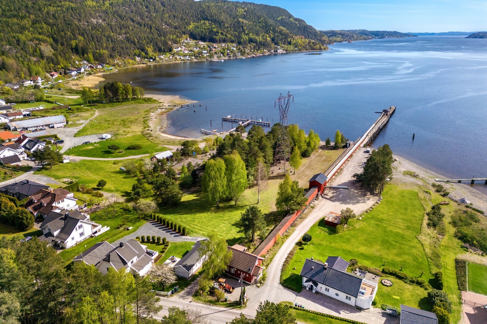 Flott enebolig med anneks med nærhet til sjøen. Galleribilde