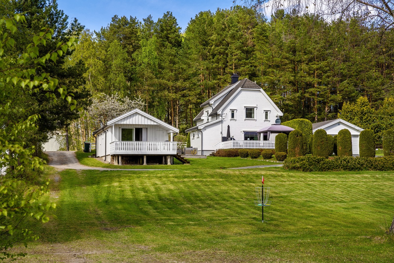 Velkommen til Fjordveien 21 a og b. Eiendommen har en stor fin hage! Galleribilde