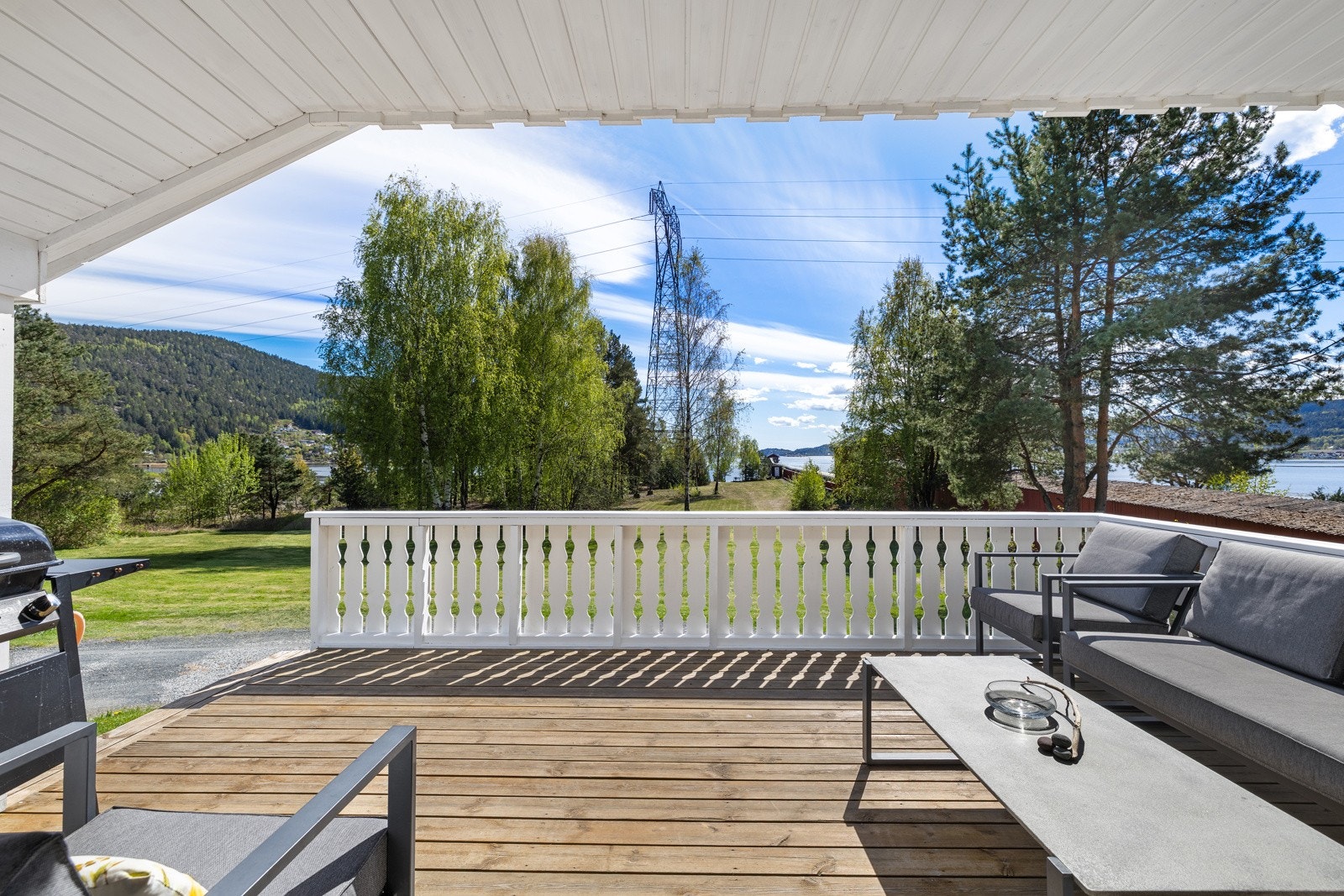 Terrasse tilhørende hytta har god plass til innredninger Galleribilde