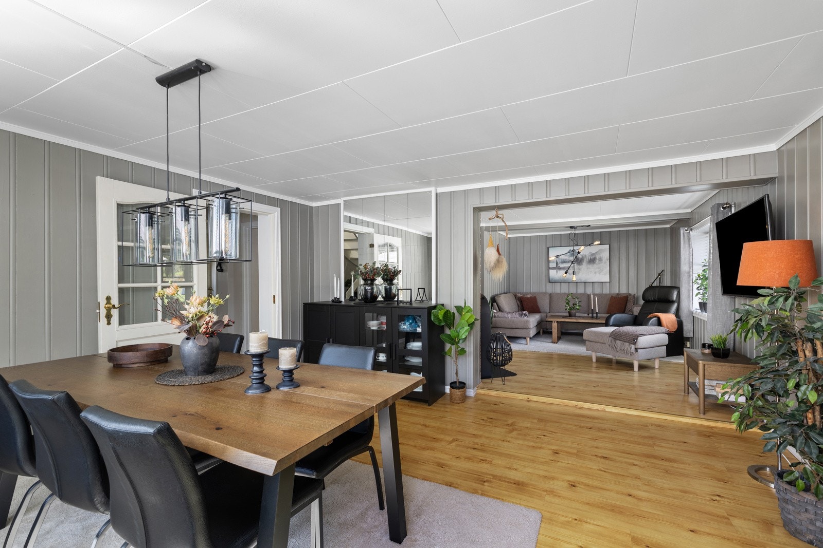 Spisestue med åpen løsning til stuen. Galleribilde