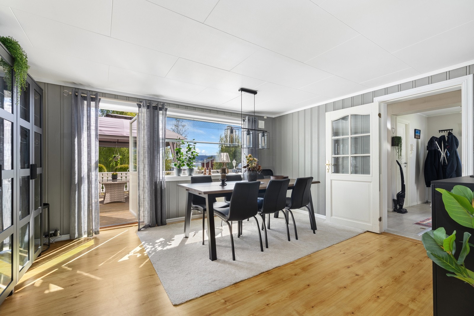 Fra spisestuen er det utgang til den store sydvendte terrassen. Galleribilde