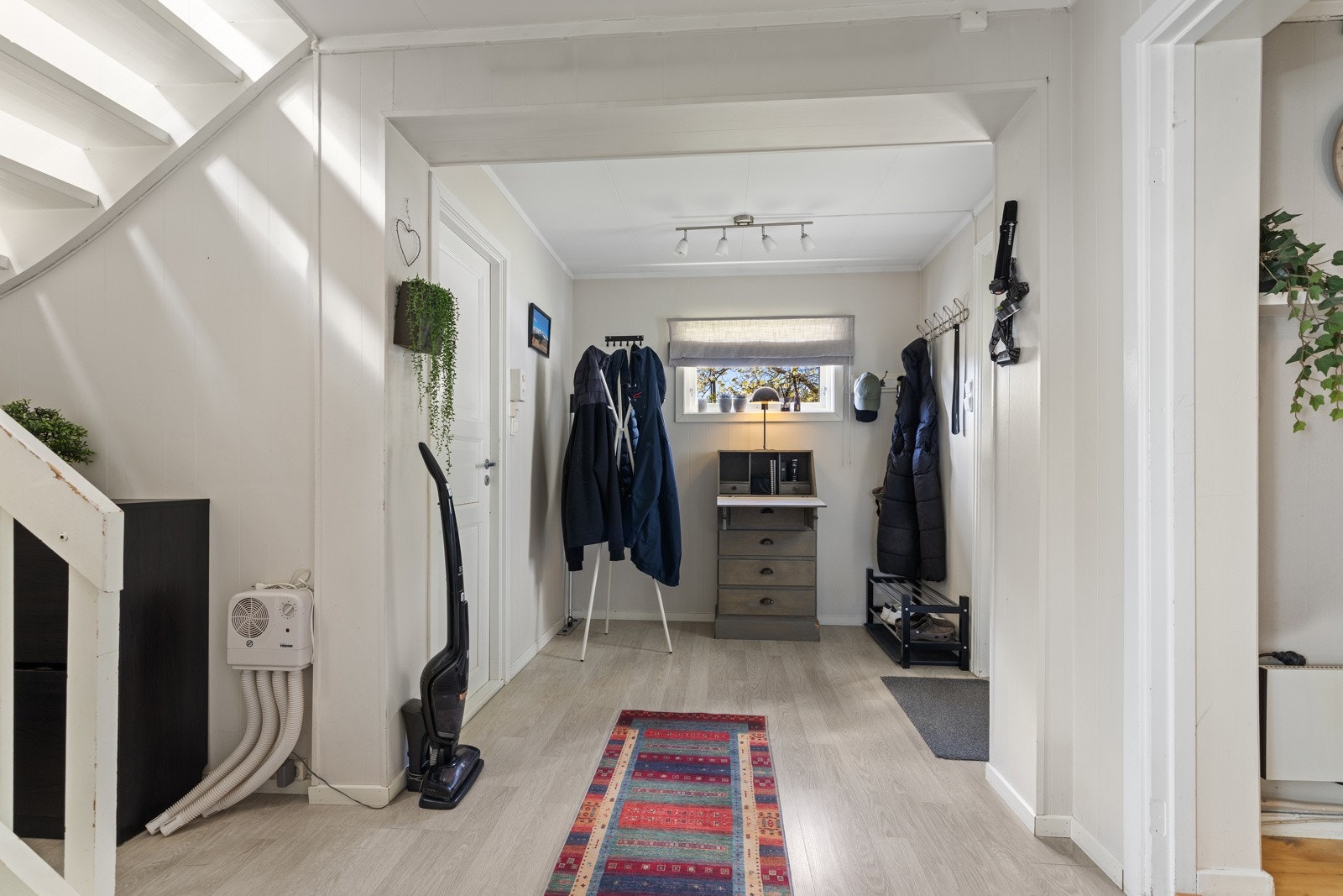 Romslig entre/gang. Galleribilde