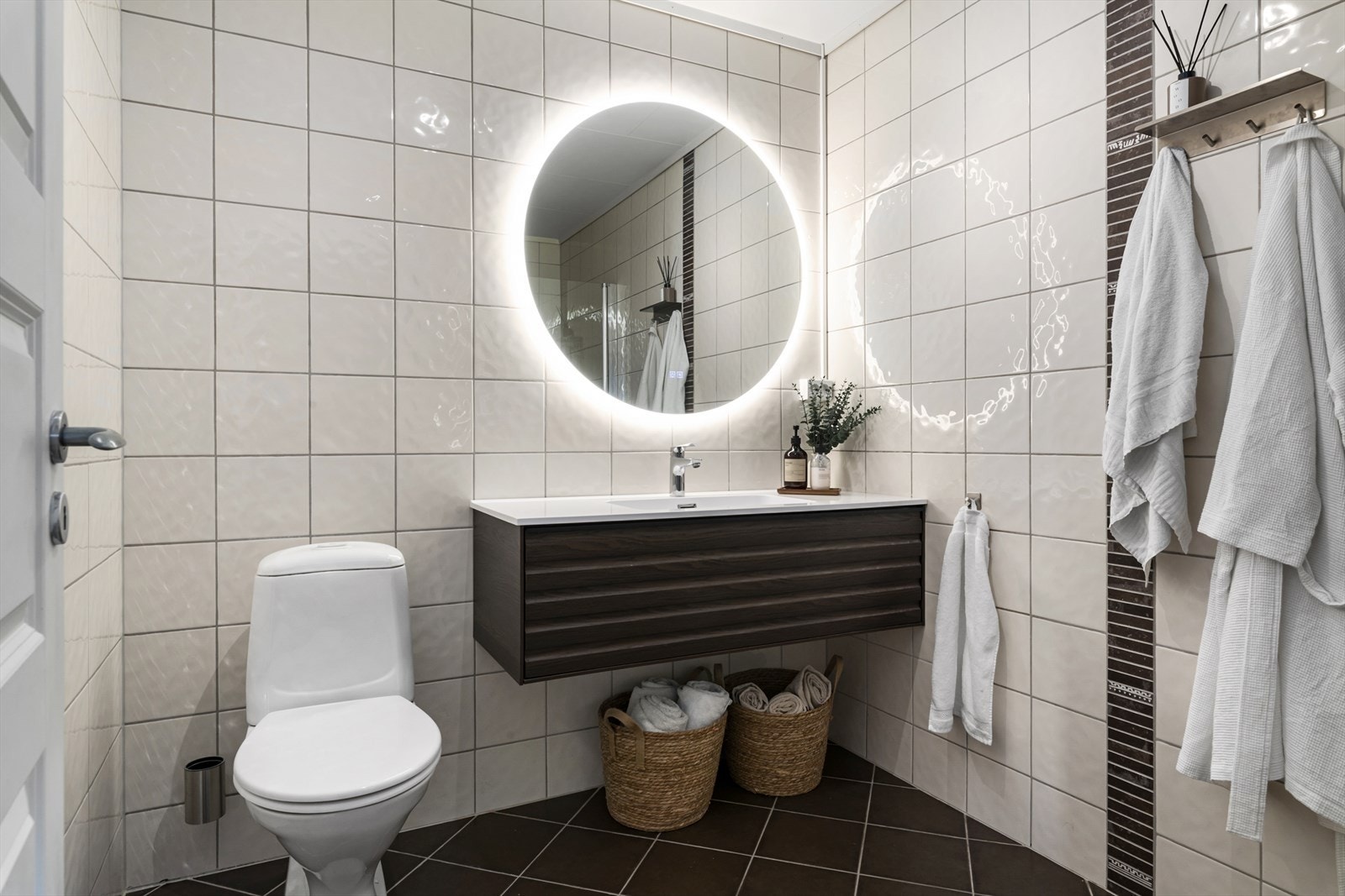 Badet er helfliset med en flott servantinnredning fra 2024 og flott lys-speil fra 2025. Galleribilde