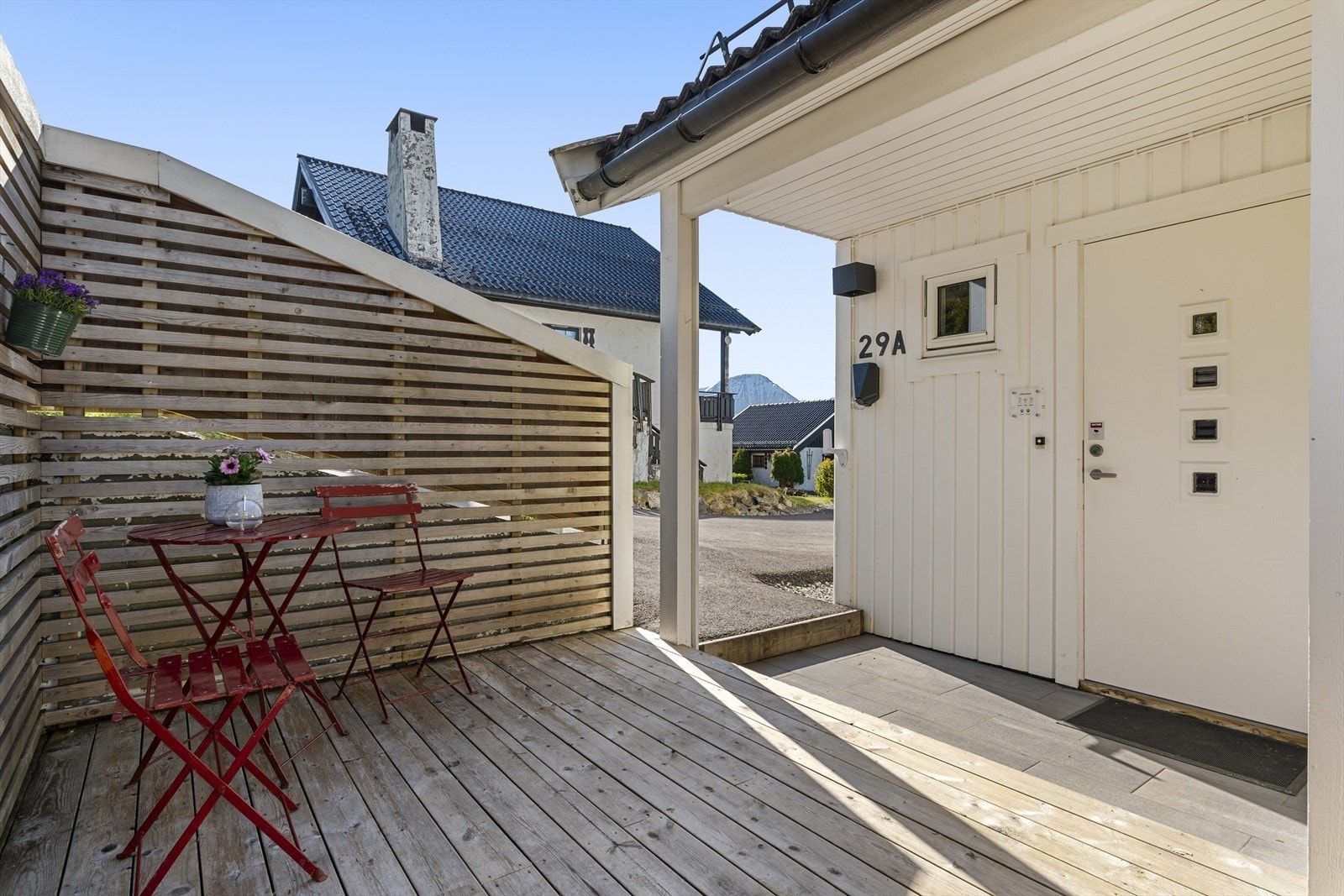Ved inngangspartiet er det en hyggelig terrassekrok hvor morgenkaffen kan inntas. Galleribilde
