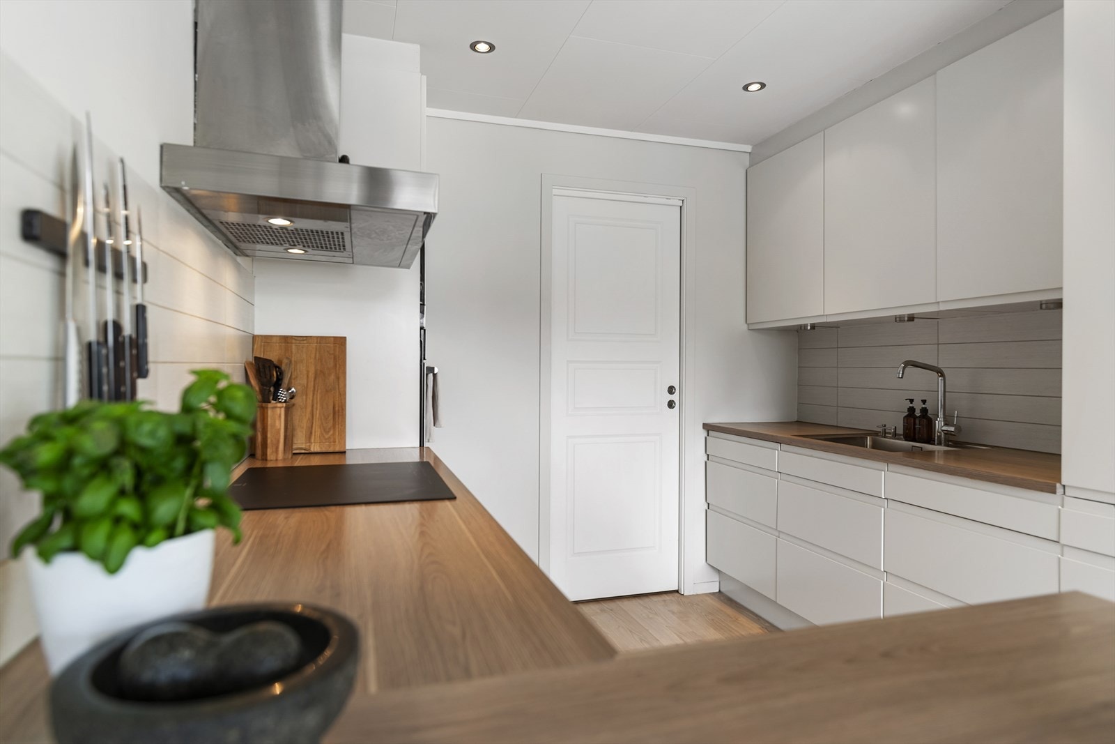 Her får vi god plass til baking på kjøkkenbenken. Takhøye skap gjør det lettvint med vaskingen. Galleribilde