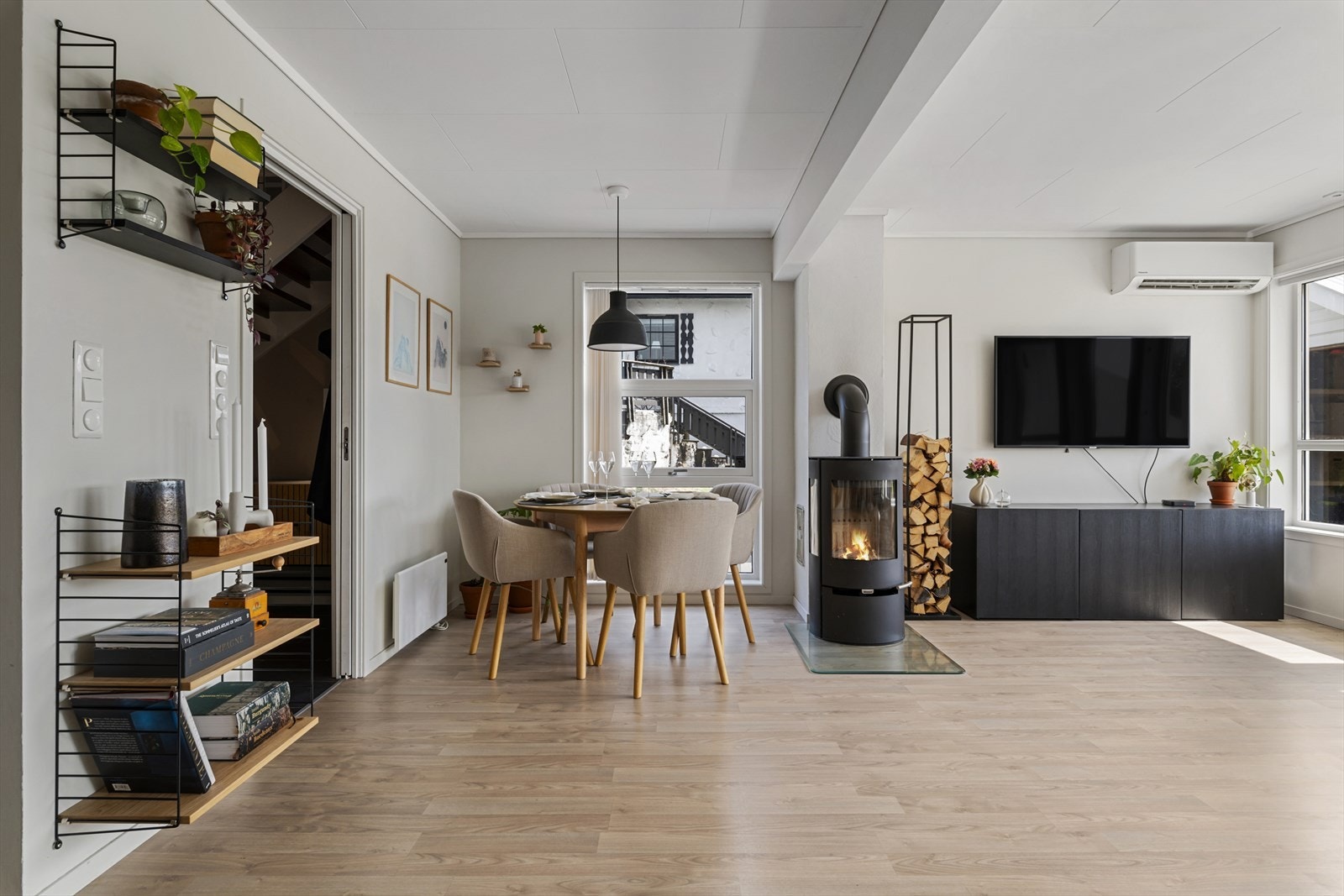 Foran det store vinduet et det ypperlig å plassere ett rundt spisebord. Hyllene på vegg medfølger ikke. Galleribilde