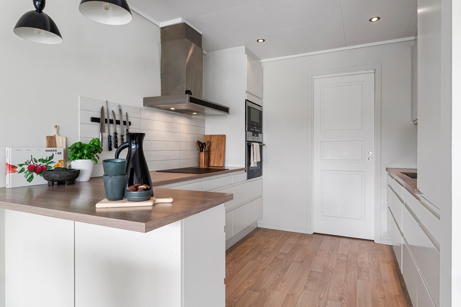 Innredningen har malte fronter og laminert benkeplate, planlimt oppvaskkum og integrerte hvitevarer. Galleribilde