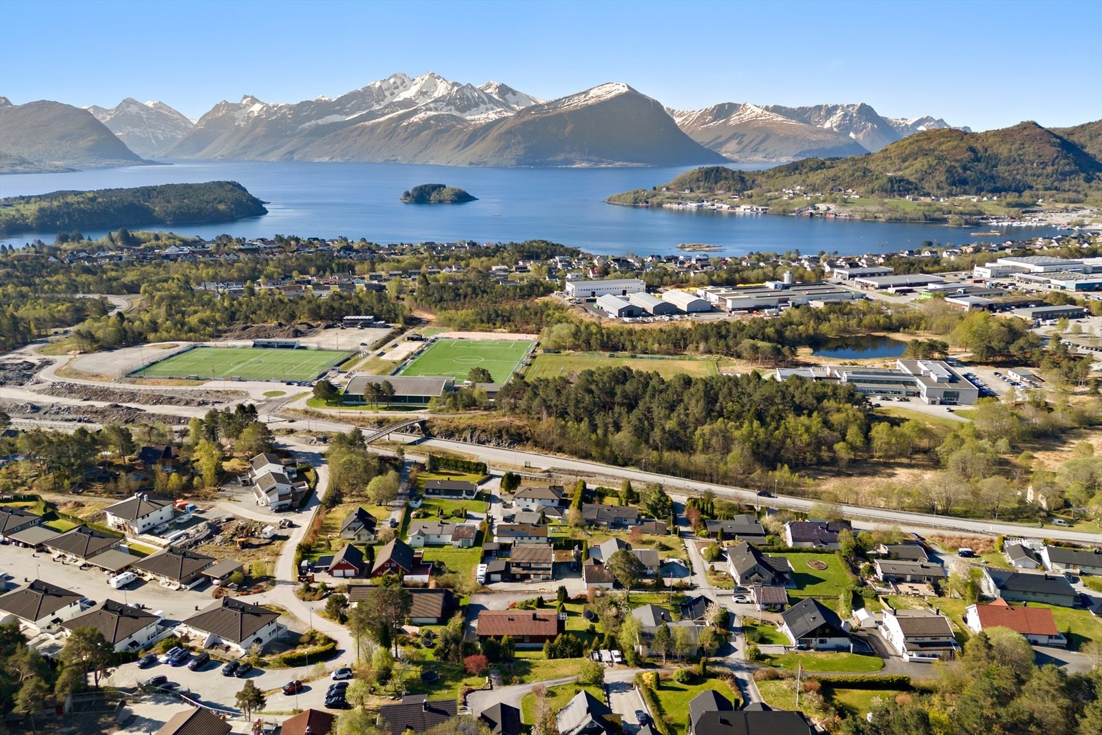 Med nærhet til det aller meste er det en praktisk beliggenhet og boligen ligger stille til i fredelig nabolag. Galleribilde