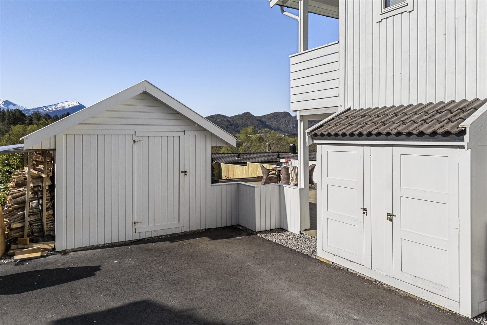 Den frittstående boden har strøm og god plass til diverse verktøy og hageredskap. Galleribilde