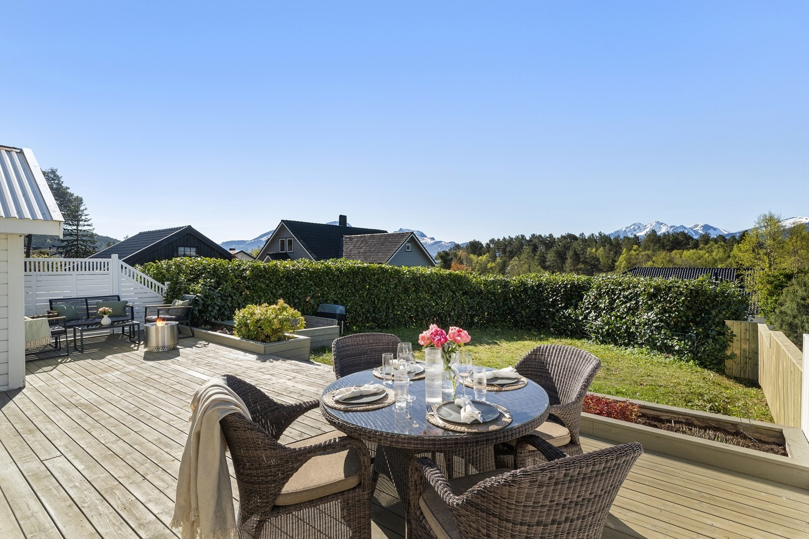 I tillegg til de herlige 92 kvadratmeterne inne har du 57 kvadratmeter med terrasse i førsteetasjen og ytterligere 7 i andreetasjen. Galleribilde