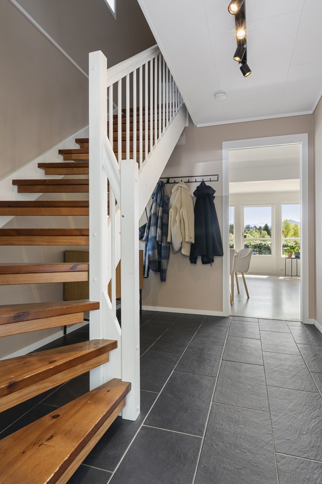 Den flotte tretrappen med lakkert furu tar oss opp til 2. etasjen etterhvert. Galleribilde