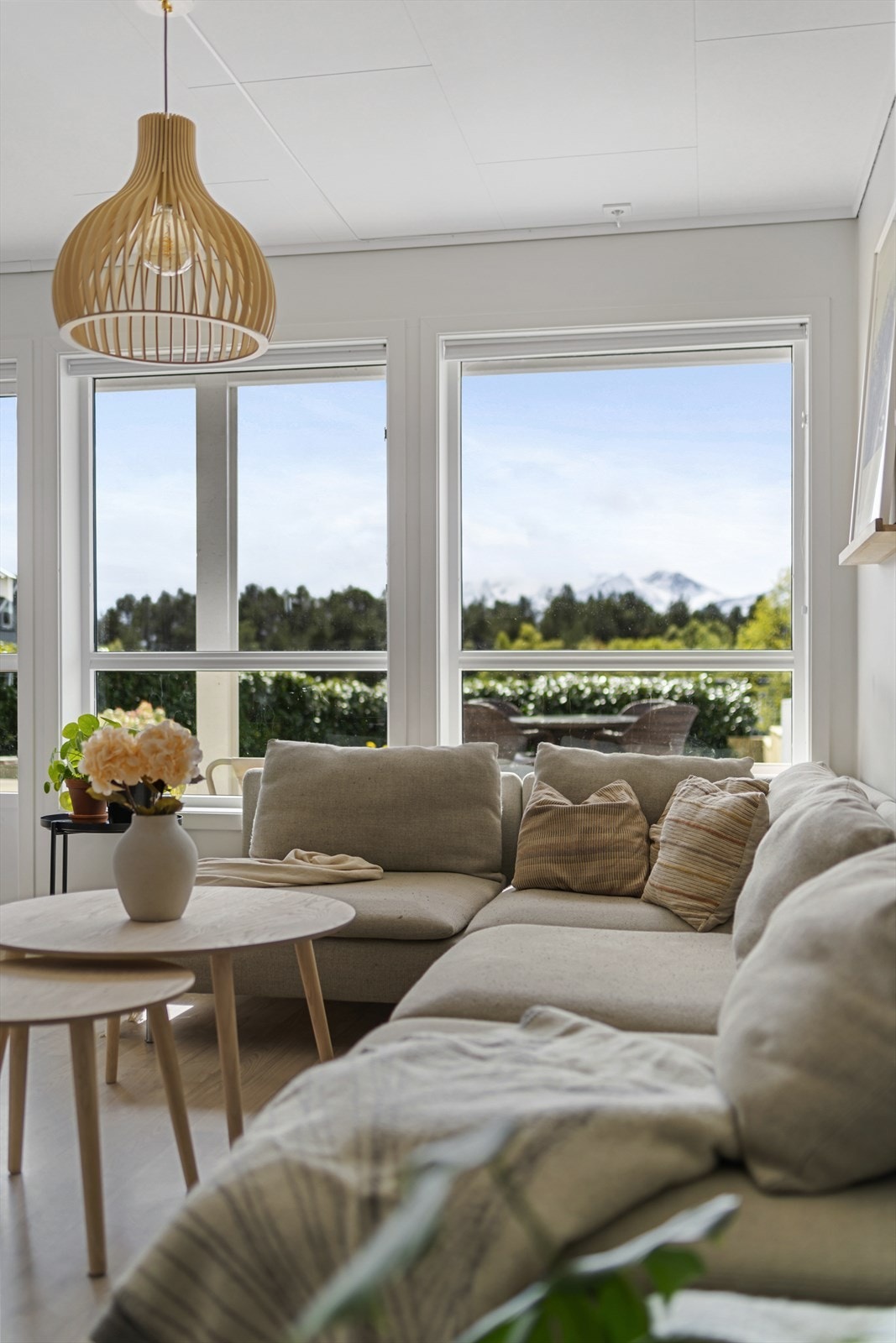 Utsikten kan nytes både sittende eller liggende i sofaen. Helt uten innsyn. Galleribilde