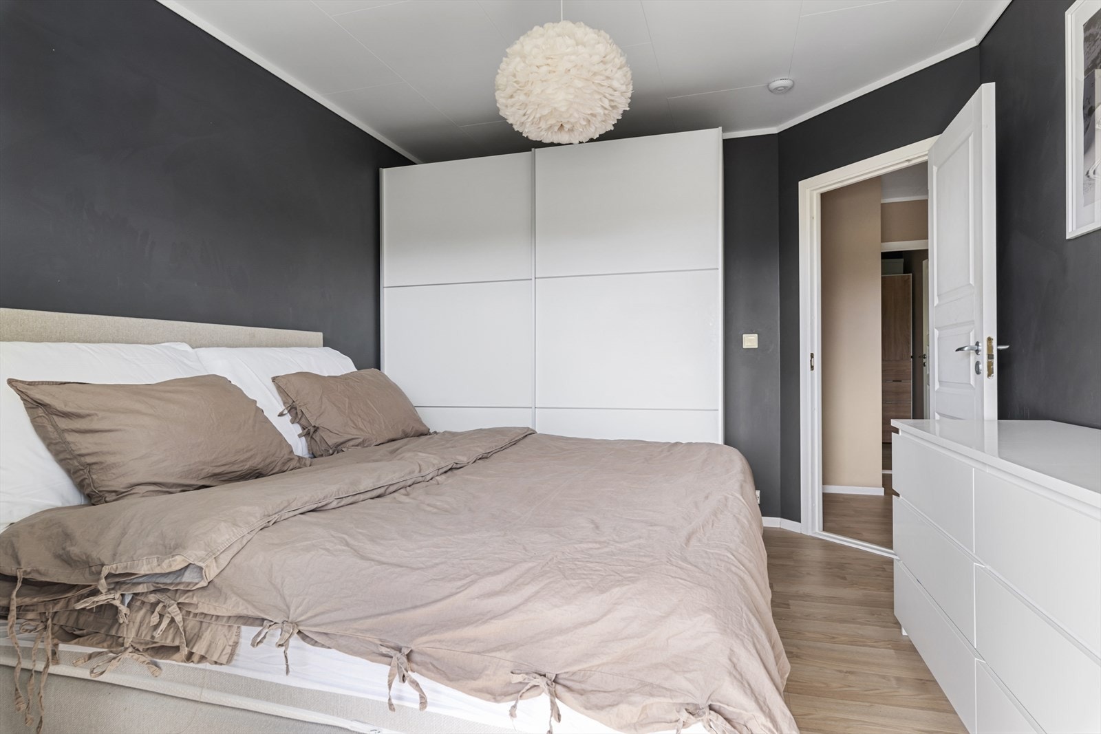 Her er det også et garderobeskap og plass til en kommode. Galleribilde
