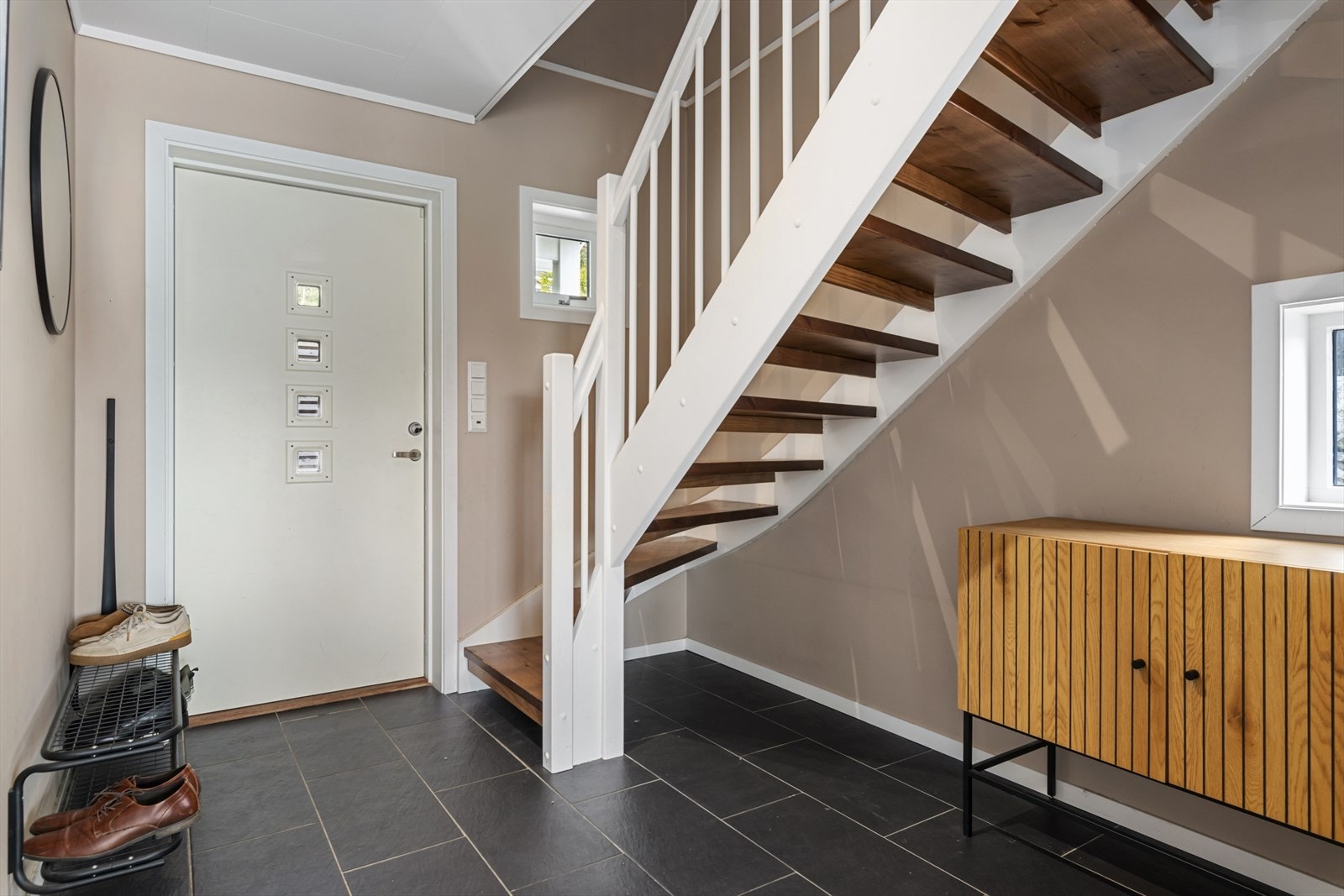 Vi kommer inn i en flott entré med gulvvarme i gangen og god plass til oppbevaring. Galleribilde