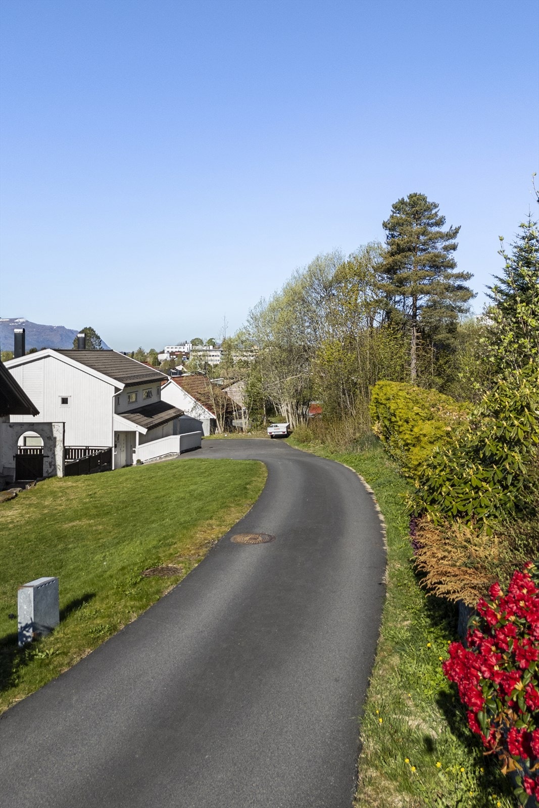 Boligen ligger i en stille og fredelig gate med null trafikk - som betyr sjelefred og lave skuldre. Ungene har kort vei til skoler og trygge veier. Galleribilde