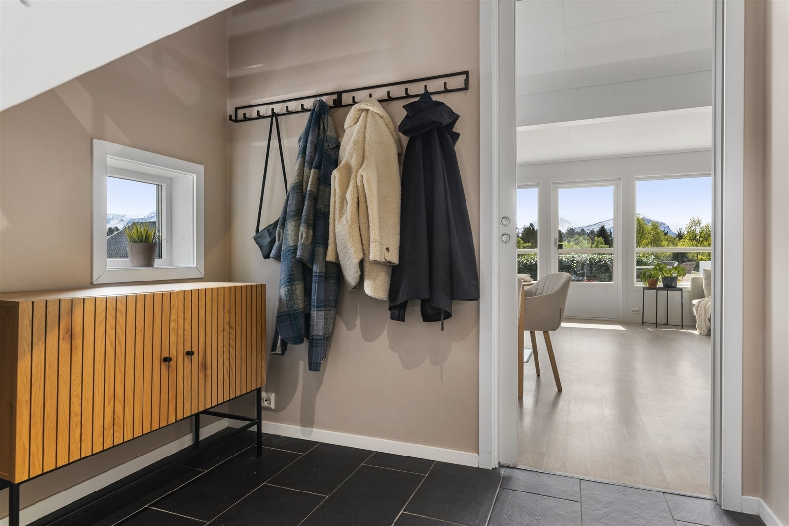 Det er en skyvedør fra entréen til stuen/kjøkkenet som vi kan stenge ved behov. Galleribilde