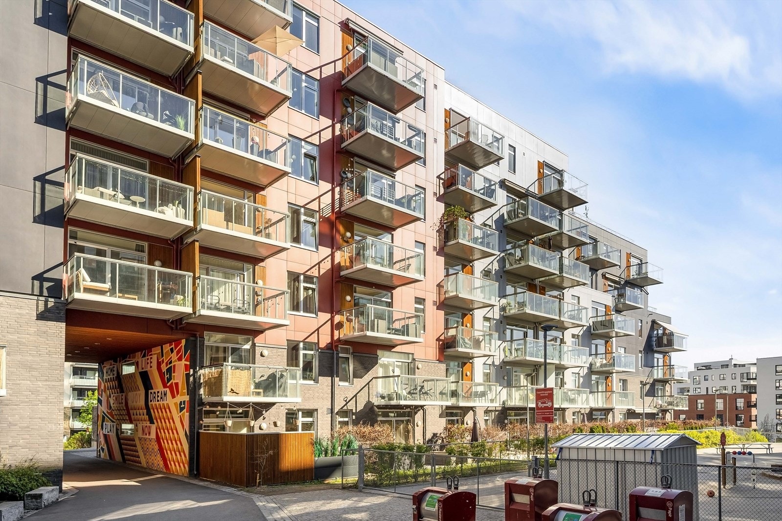 Bygget er fra 2017 og har en moderne fasade. Sameiet består av 122 boligseksjoner. Galleribilde