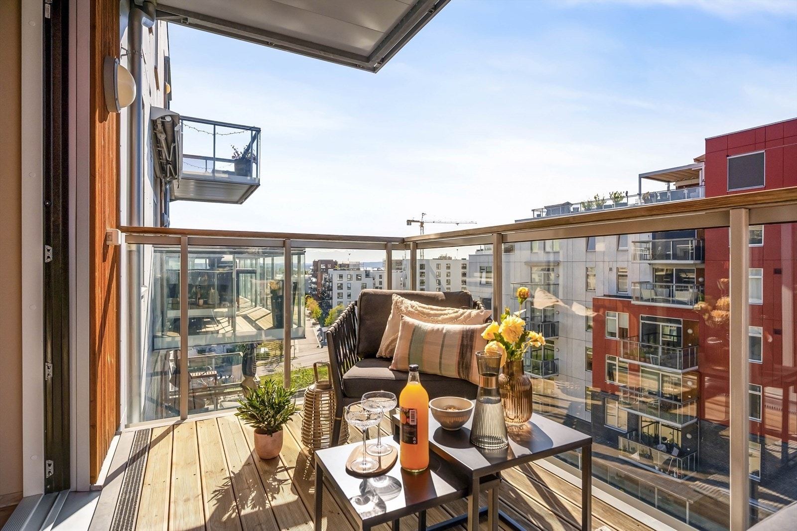 Dette er en lys og luftig 2-roms med fjordgløtt utsikt fra balkong på 6,6m²! Galleribilde