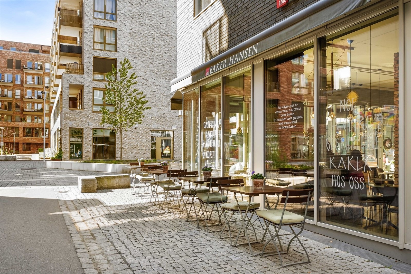 I nærområdet finnes et rikt utvalg av serveringssteder, som blant annet Baker Hansen og Kaffebrenneriet. Galleribilde