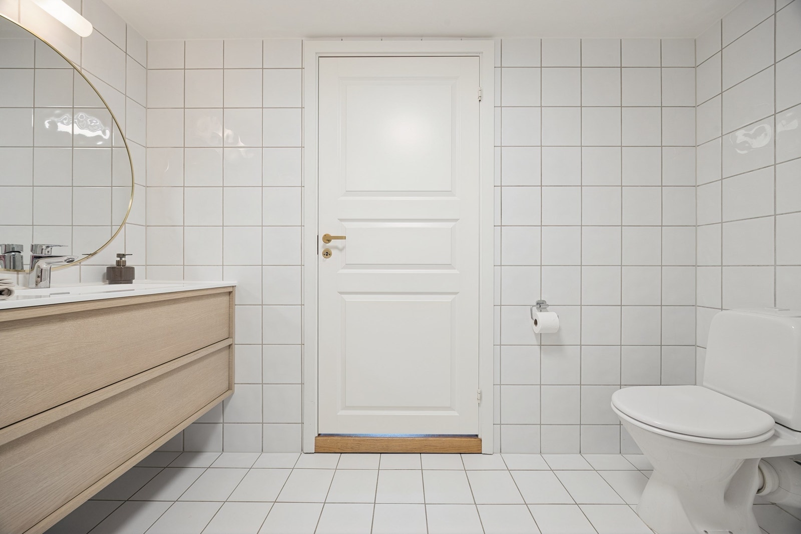 Oppgradert bad med ny servant, blandebatteri og lamper i 2026. Galleribilde