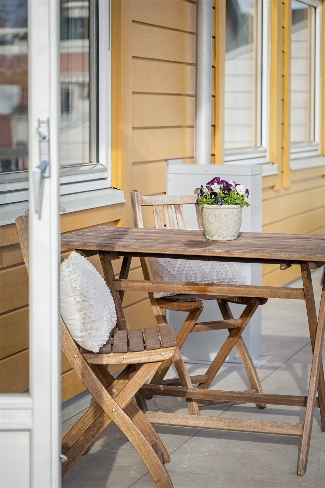 Altanen er utstyrt med markise for solskjerming. Galleribilde