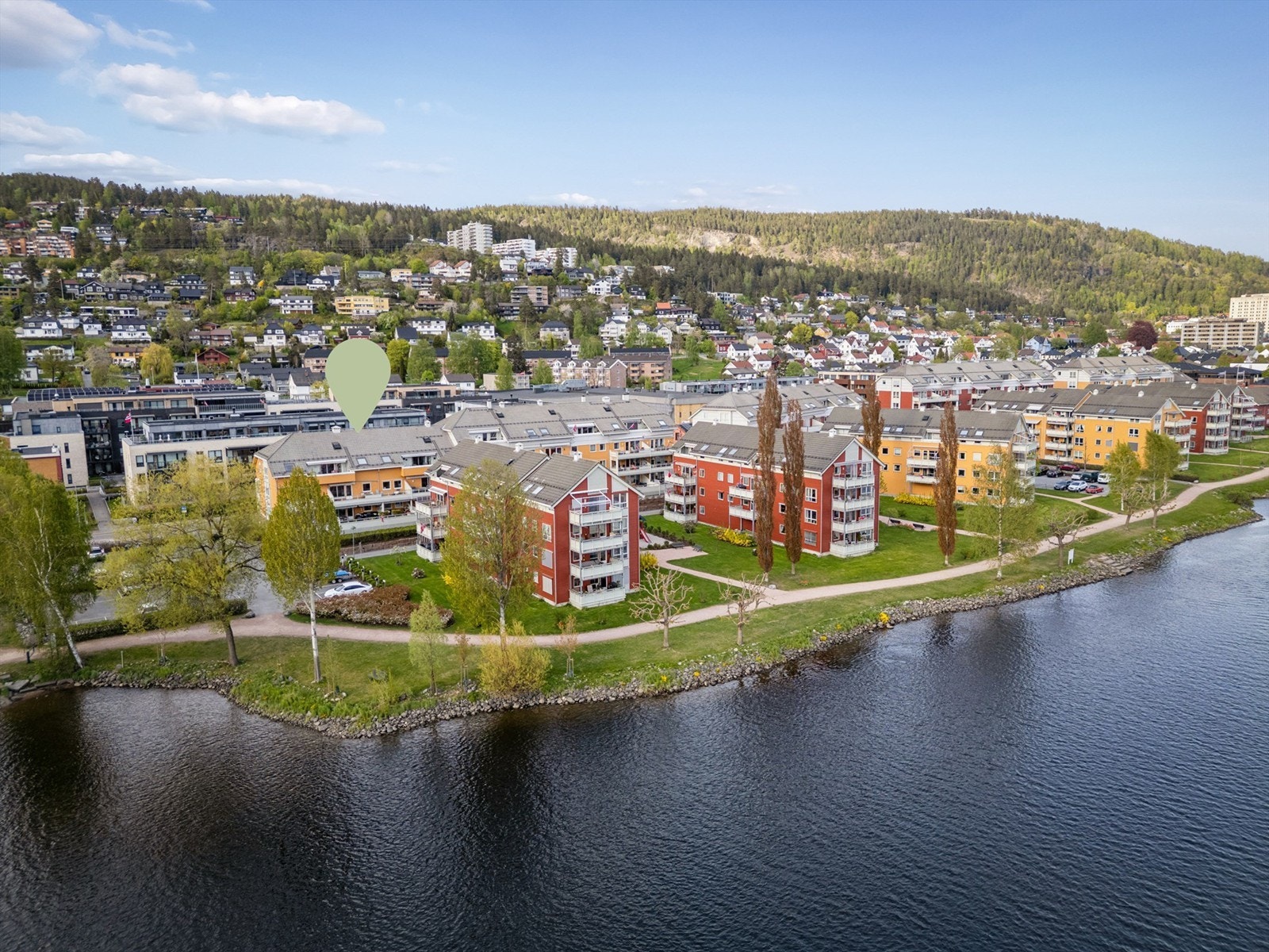Fra eiendommen er det praktisk avstand til sentrum med alle servicetilbud/butikker og offentlig kommunikasjon. Galleribilde