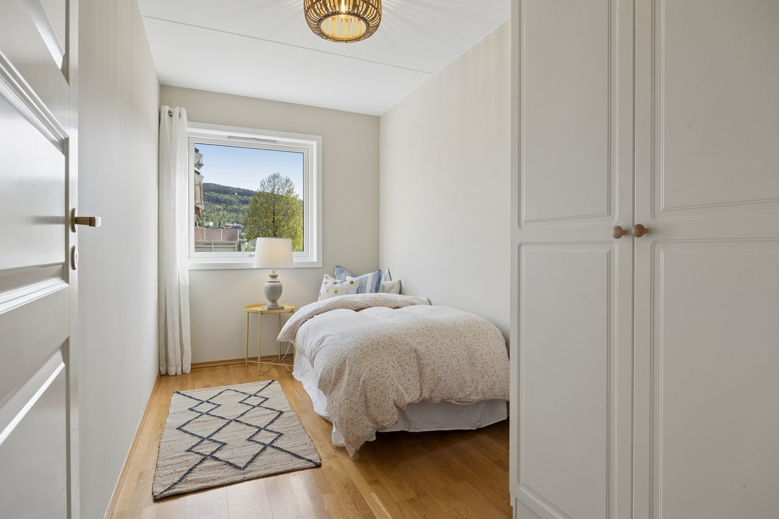 Soverommet har plass til seng og garderobeløsning. Galleribilde