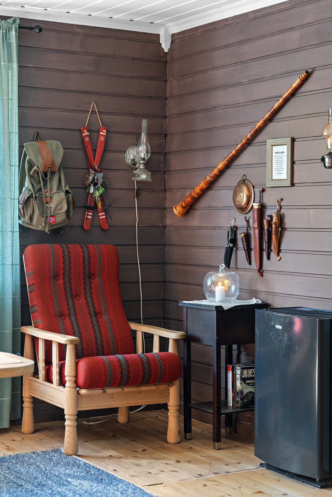 I tillegg til vedfyring har stuen en Wallas hyttekamin som kan fjernstyres via "ring hytta varm". Galleribilde