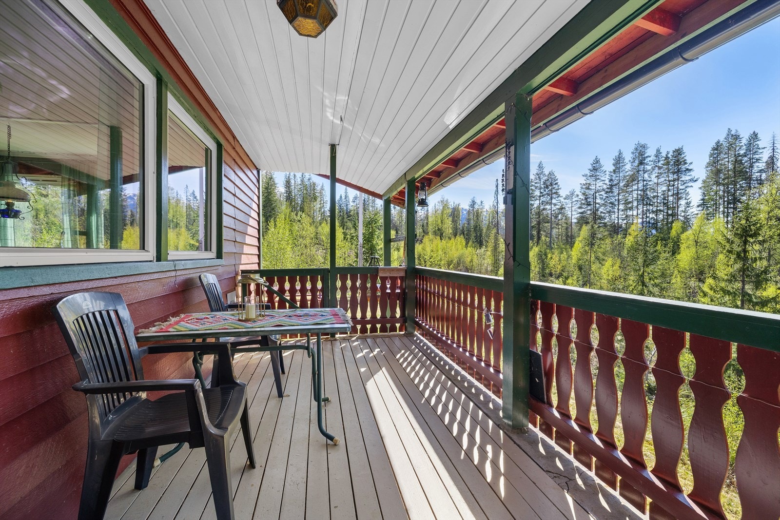 Verandaen gir en lun og skjermet uteplass med utsikt mot skogen. Galleribilde