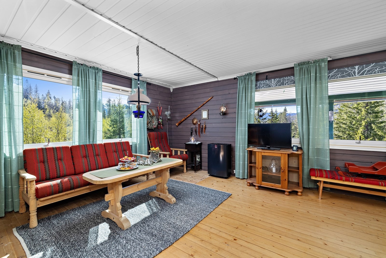 Flere vinduer med 2-lags isolerglass gir utsyn mot den omkringliggende naturen. Galleribilde