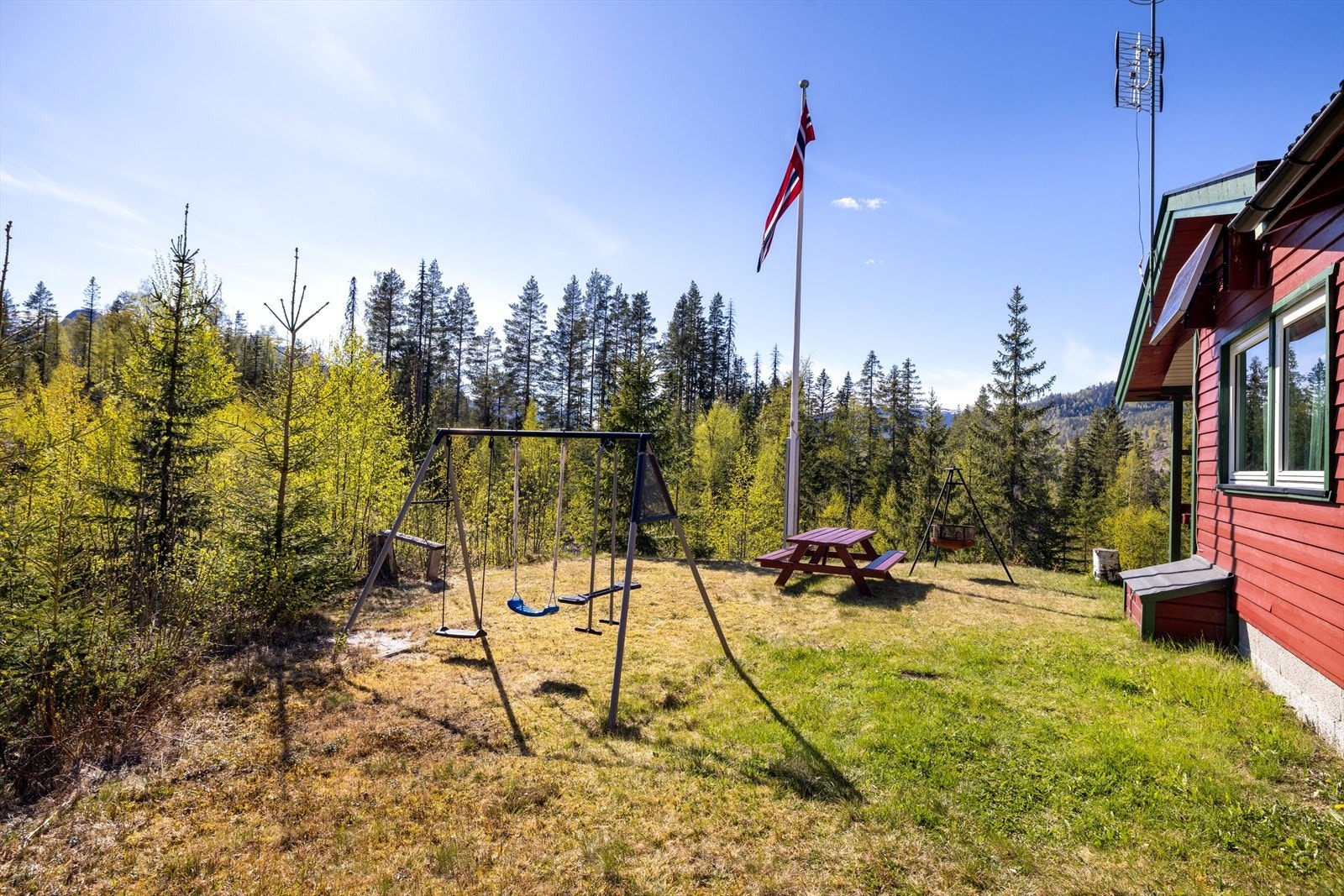 Uteområde med plass for lek og aktiviteter i naturskjønne omgivelser. Galleribilde