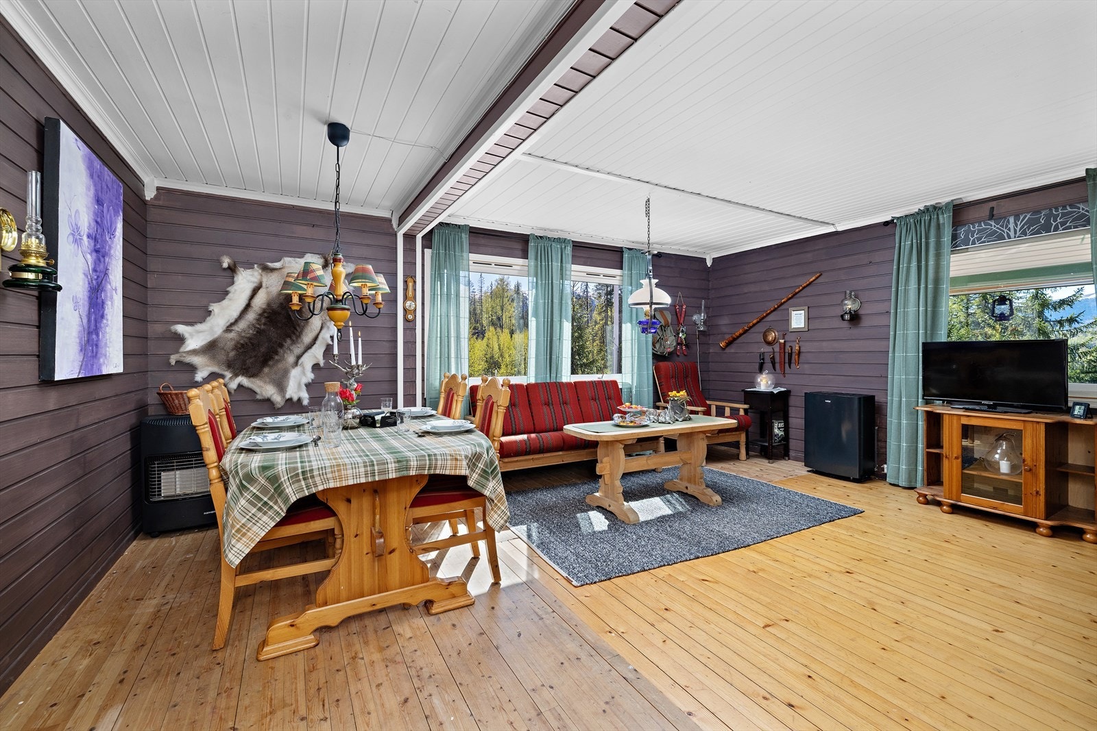 Stuen har soner for både måltider og avslapning foran peisen. Galleribilde