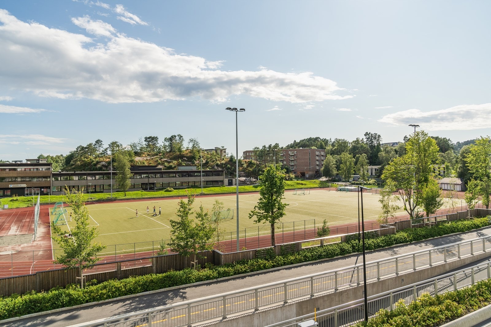 Like ved har man idrettsbanen med både fotball- og løpebane Galleribilde