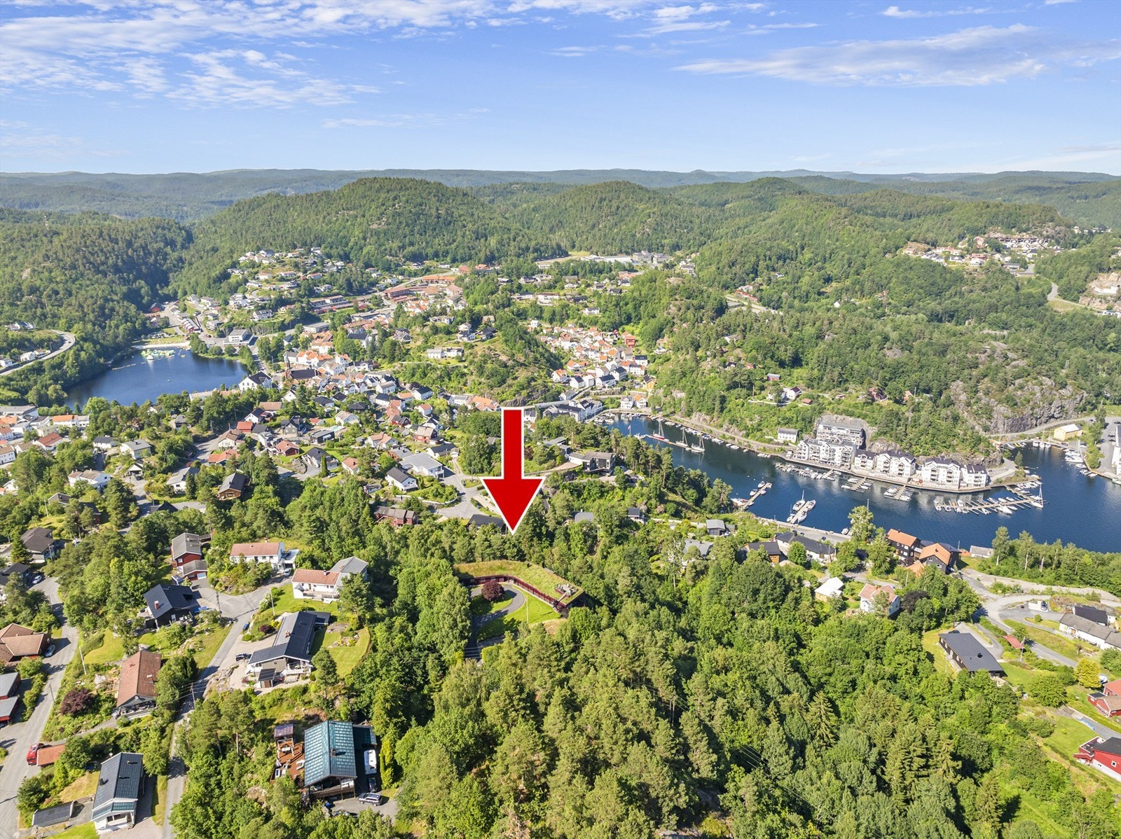 Boligen ligger helt usjenert til med stor tomt, ca. 100 meter over havet. Galleribilde