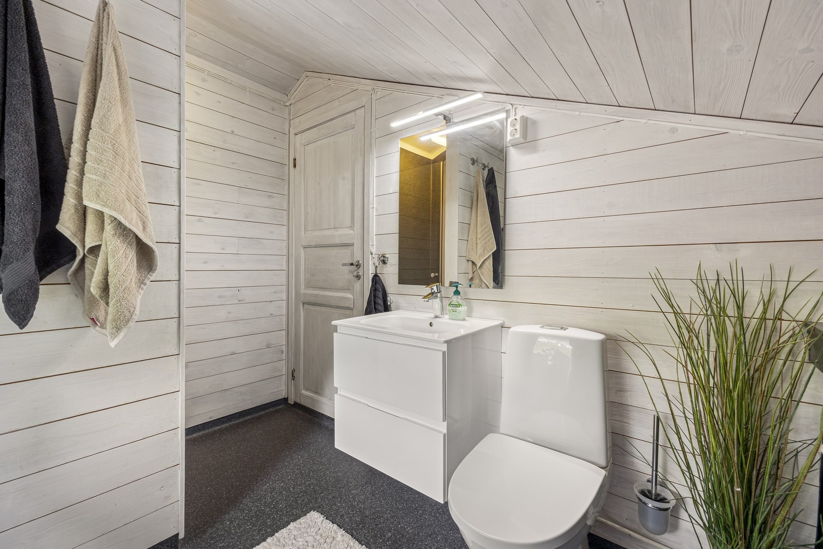 Bad fra 2019 i hybelleiligheten med dusj, toalett og servant. Galleribilde