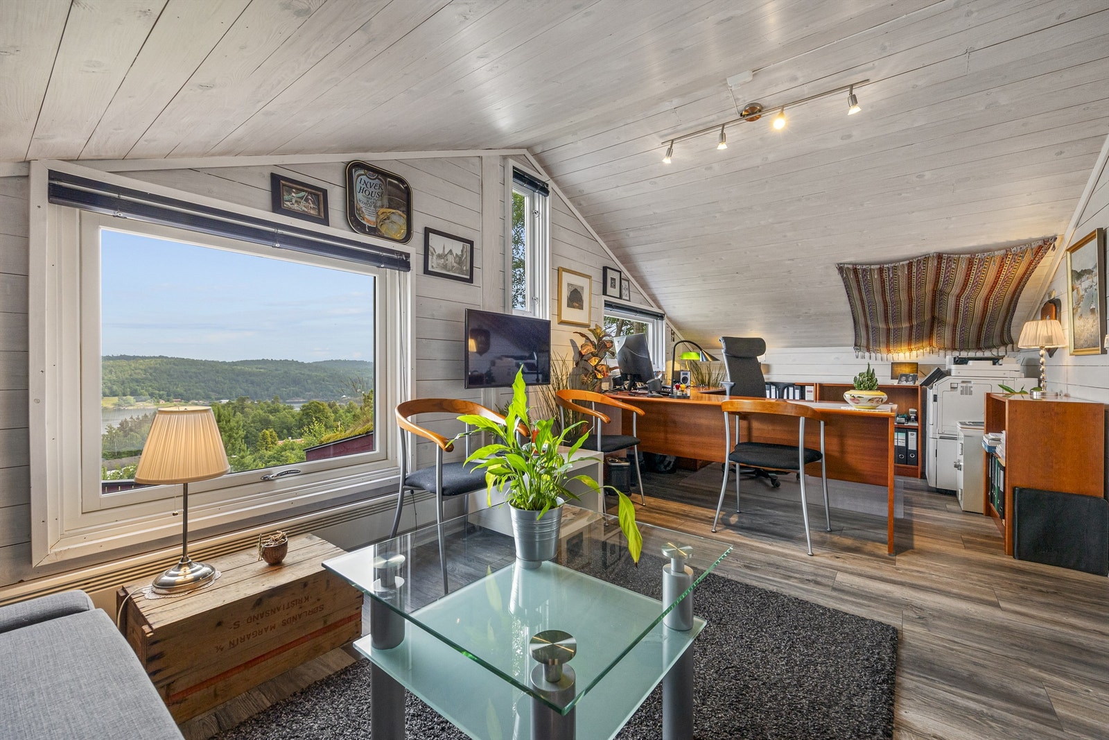 Soverom/kontor/stue med idyllisk utsikt til fjorden. Galleribilde