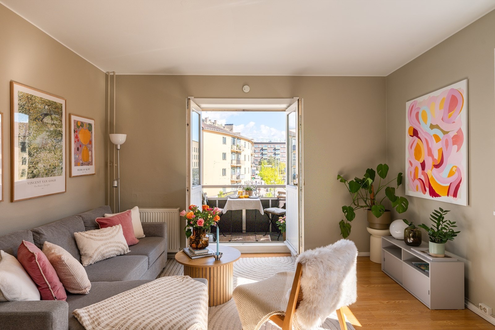 Lys og innbydende stue med en naturlig og funksjonell planløsning. Galleribilde